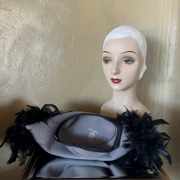 GRANDIOSE 1950's TAUPE FELT LARGE BRIMMED HAT WITH BLACK FEATHERS - Picture 9 of 10